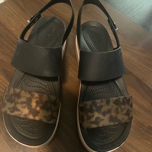 Crocs Women’s Brooklyn Low Wedges, Platform Sandals